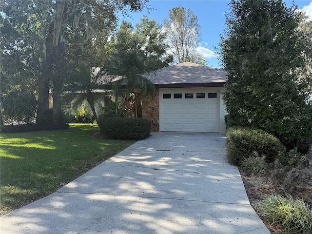 view of front of home featuring a front lawn and a garage