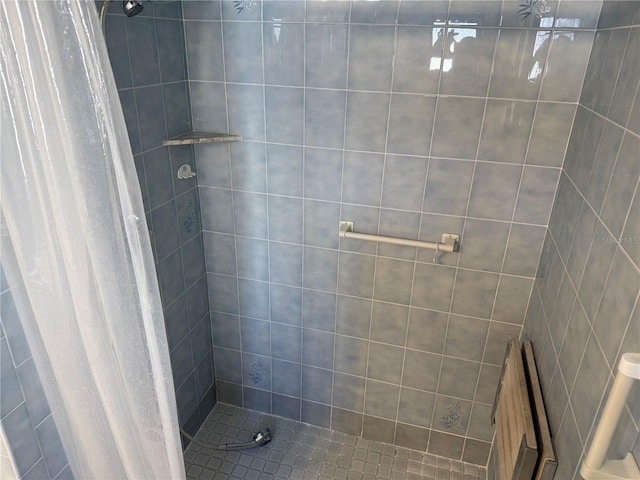 bathroom with curtained shower