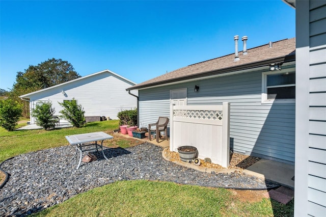 view of yard featuring a patio