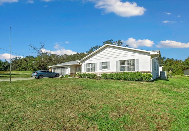 single story home with a front yard