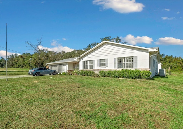 ranch-style home featuring a front lawn