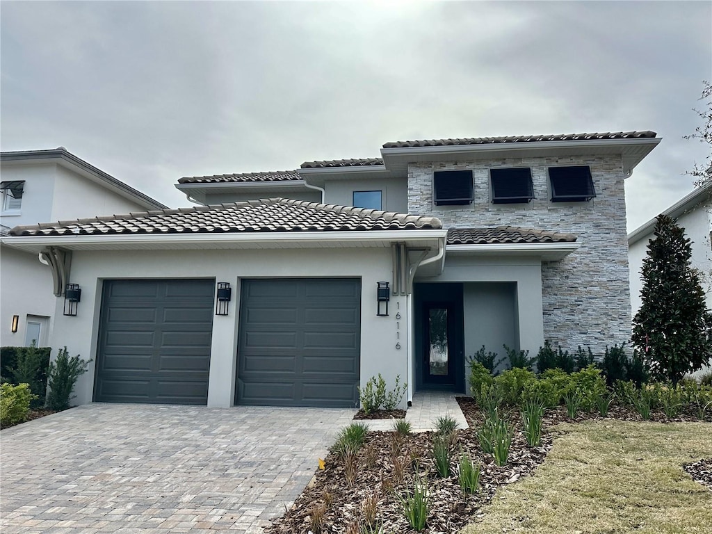 view of front facade featuring a garage