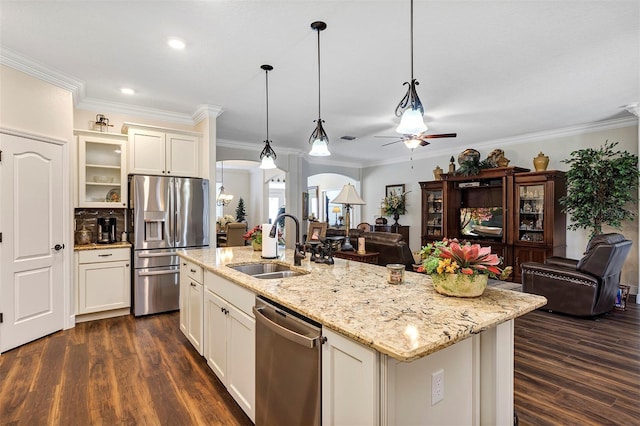 kitchen with a center island with sink, appliances with stainless steel finishes, dark hardwood / wood-style floors, hanging light fixtures, and sink