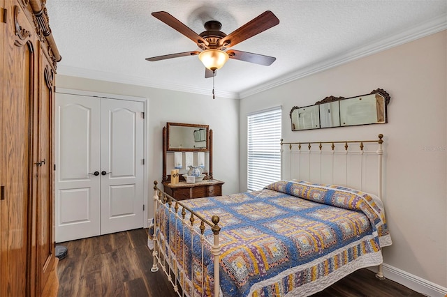 bedroom with a closet, crown molding, a textured ceiling, dark hardwood / wood-style floors, and ceiling fan