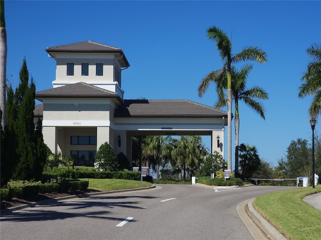 view of front of house featuring a front yard