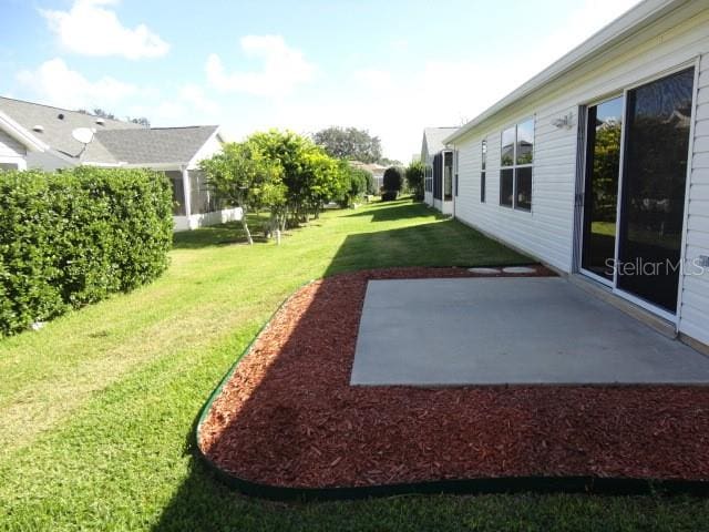 view of yard featuring a patio