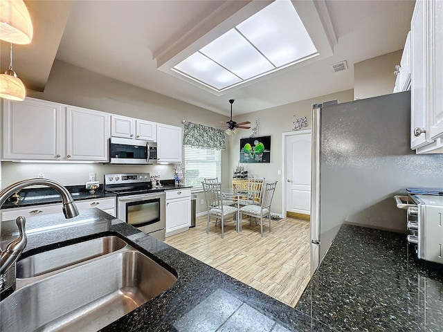 4088 Kingsley St, Clermont, FL 34711 - kitchen with a sink, stainless steel appliances, visible vents, ceiling fan, and white cabinets