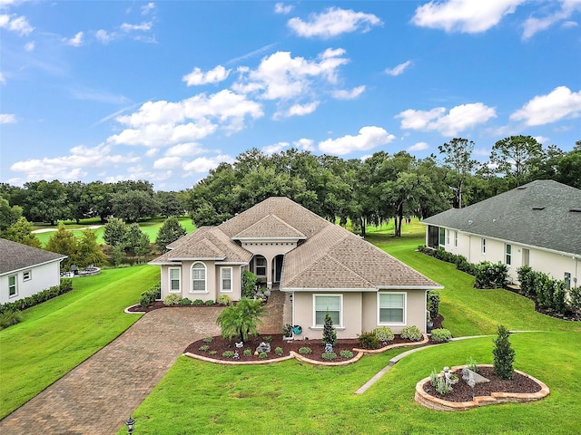 view of front of home featuring a front yard