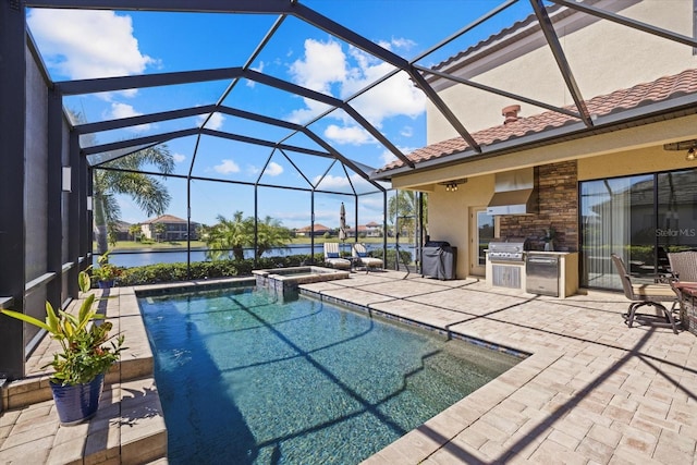 view of swimming pool featuring an in ground hot tub, exterior kitchen, a water view, and a lanai