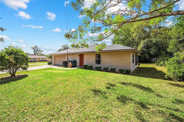 view of front of home featuring a front yard and a garage