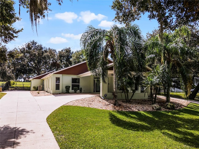 single story home featuring a front lawn