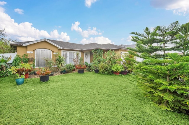 view of front of property featuring a front lawn