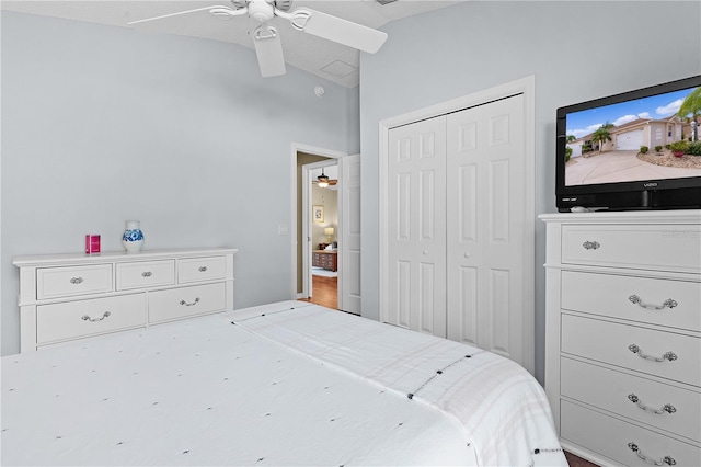 bedroom featuring a closet, ceiling fan, a textured ceiling, and hardwood / wood-style floors