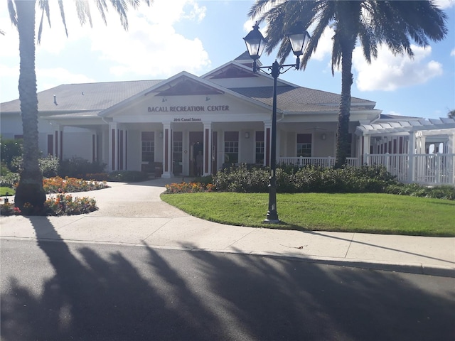 view of front of property with a front yard