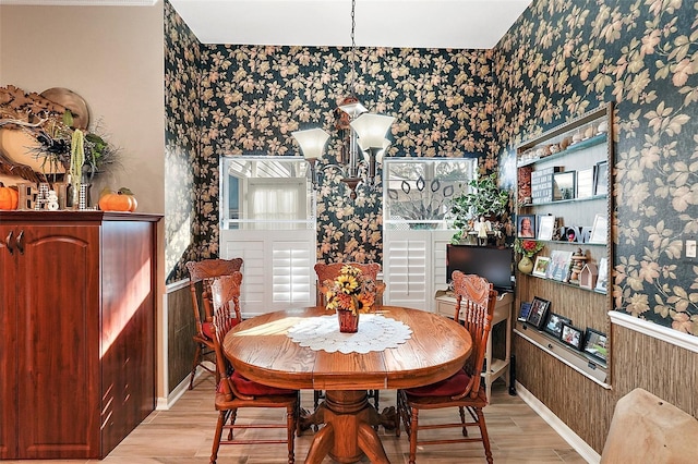 3721 Plantation Blvd, Leesburg, FL 34748 - dining area featuring light wood-type flooring, baseboards, and wallpapered walls