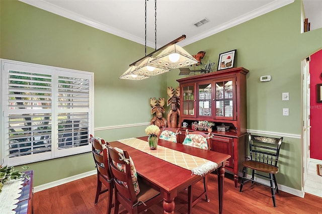 3721 Plantation Blvd, Leesburg, FL 34748 - dining area featuring baseboards, visible vents, crown molding, and wood finished floors