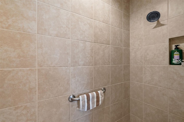 bathroom featuring a tile shower