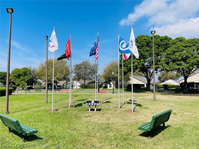 view of property's community featuring a lawn