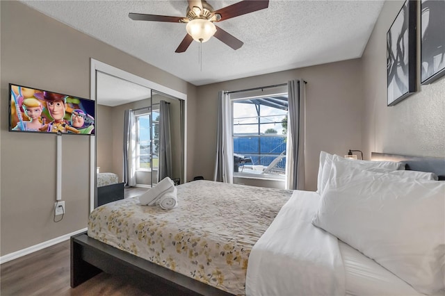 bedroom with ceiling fan, a textured ceiling, hardwood / wood-style flooring, and a closet