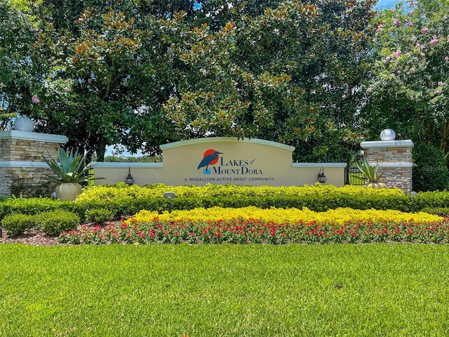 community sign featuring a lawn