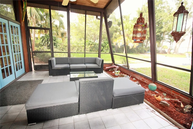 sunroom with ceiling fan