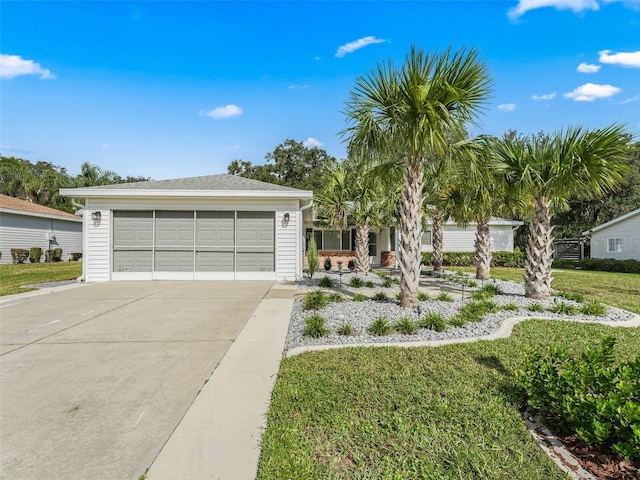 view of front of property featuring a front lawn