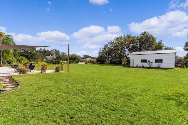 view of yard featuring an outdoor structure