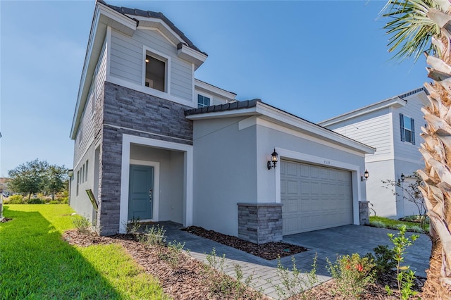 view of front facade featuring a garage and a front yard