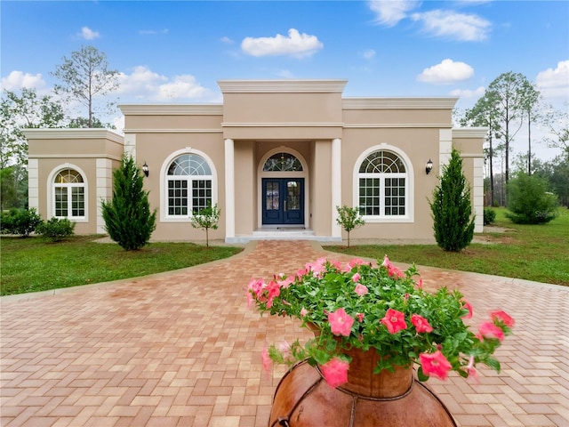 view of front of home featuring a front yard