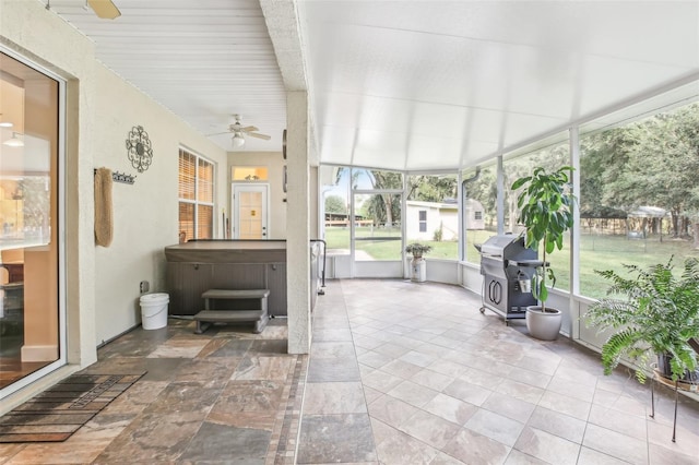 sunroom with ceiling fan