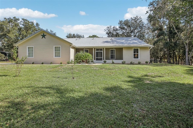 view of front of property featuring a front lawn