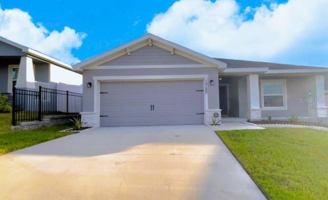 view of front of home featuring a front yard and a garage