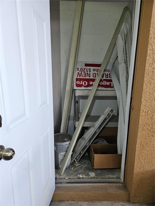 652 Chelsea Dr, Davenport, FL 33897 - view of stairway