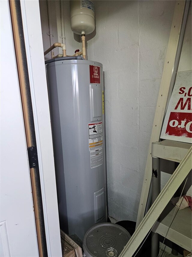 652 Chelsea Dr, Davenport, FL 33897 - utility room with water heater