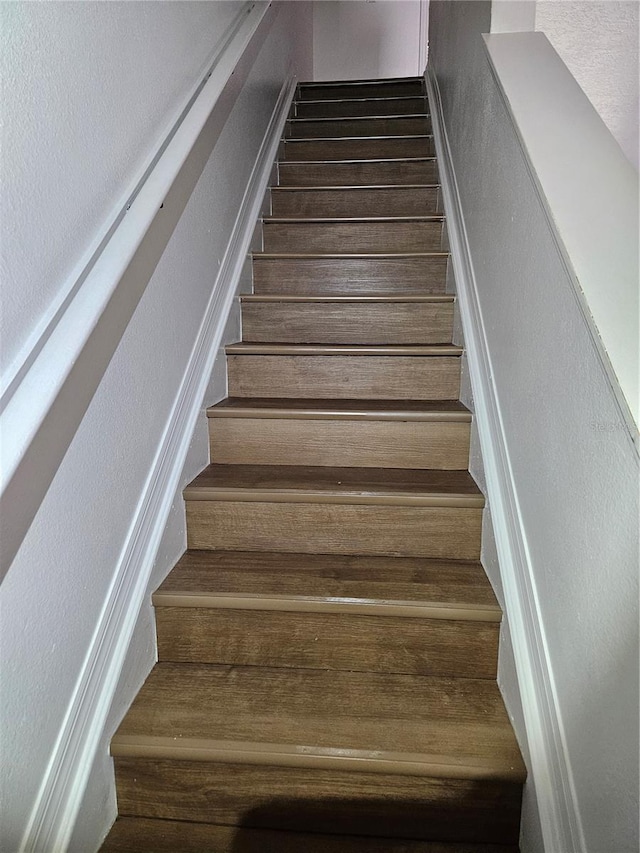 652 Chelsea Dr, Davenport, FL 33897 - stairway featuring a textured wall