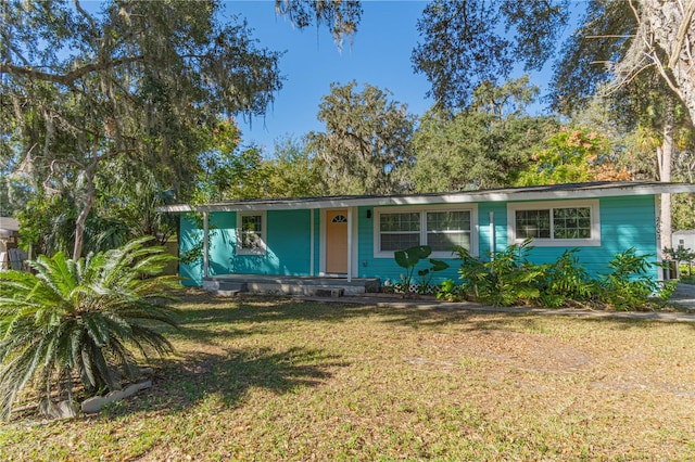 ranch-style house featuring a front yard