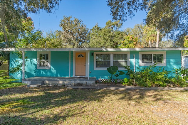 ranch-style home featuring a front lawn