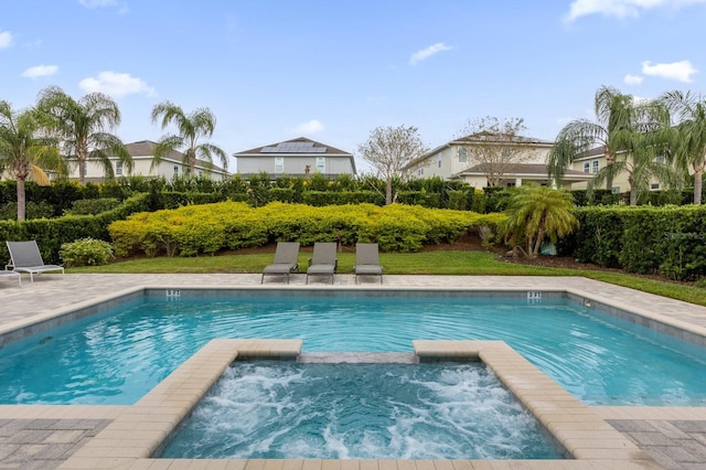 view of pool featuring an in ground hot tub and a yard