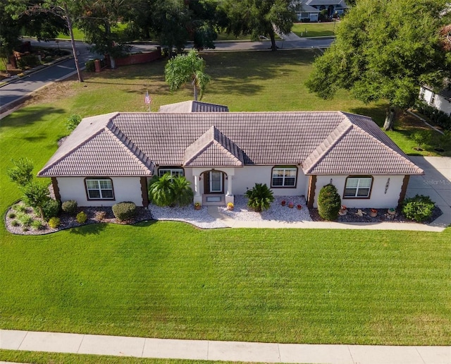 view of front of property featuring a front yard