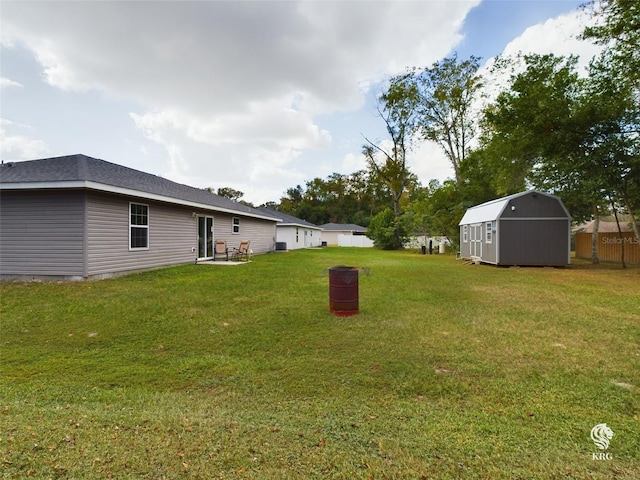 view of yard featuring a storage unit