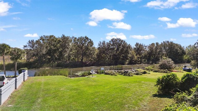 view of yard featuring a water view