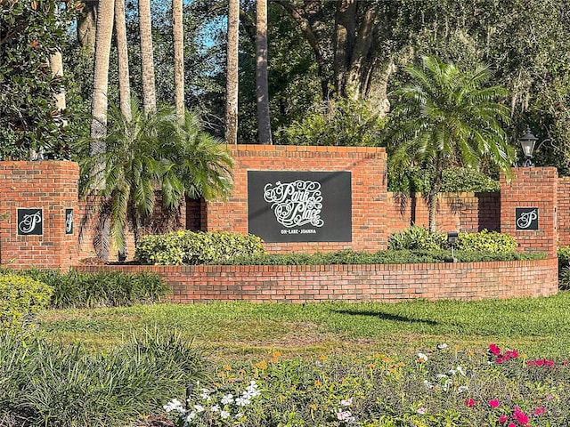 view of community / neighborhood sign