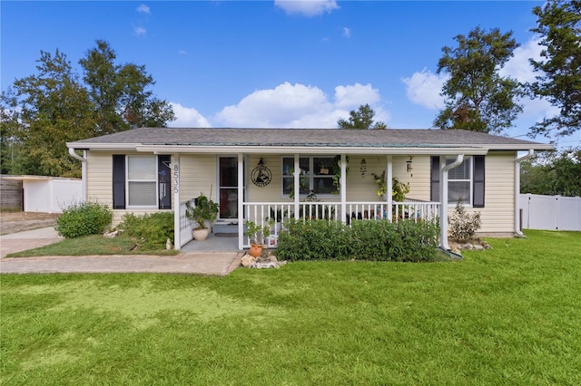 view of front facade with a front yard