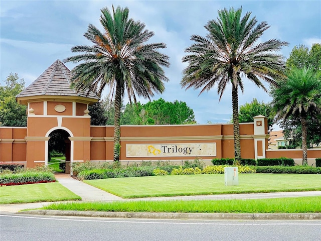 community sign featuring a yard