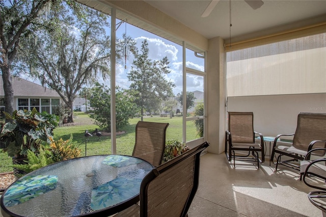 sunroom with ceiling fan