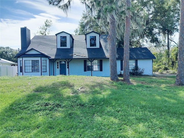 view of front of house featuring a front lawn