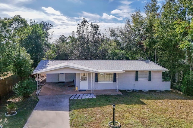 ranch-style house featuring a front lawn and covered porch