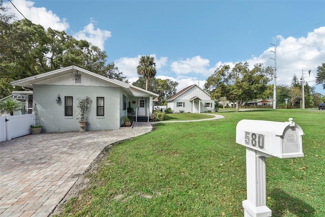 view of front of home featuring a front lawn