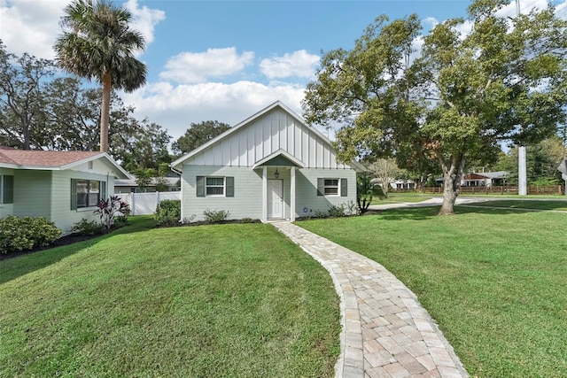 view of front of home featuring a front yard