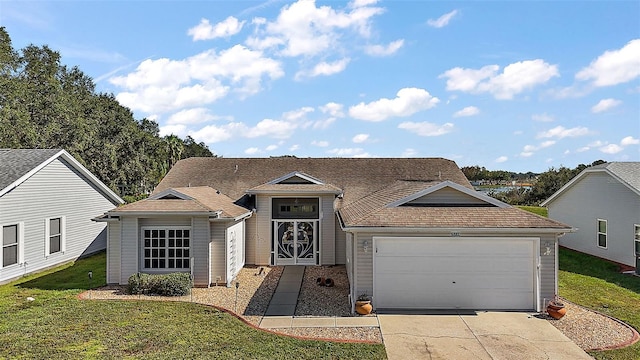 view of front facade featuring a garage and a front yard